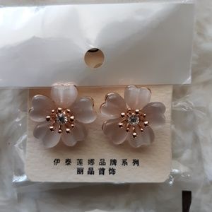 🆕EARRNIG GOLDEN ROSE PETAL